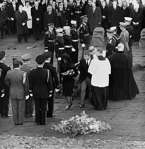 File:JFK Funeral and temporary grave November 25 1963.jpg